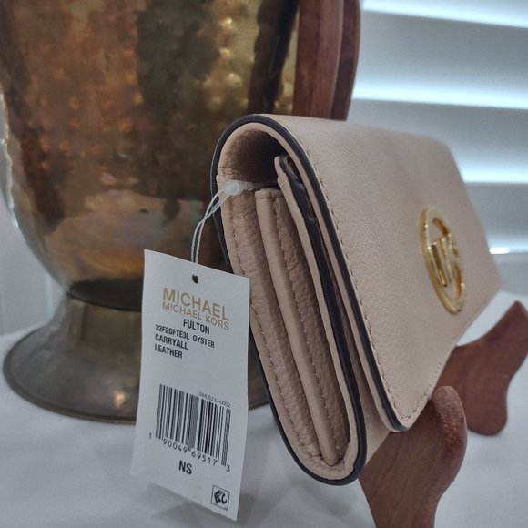 Michael Kors Carryall Fulton Wallet - Picture 2 of 8